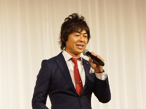 あいさつする菅原淳司会長